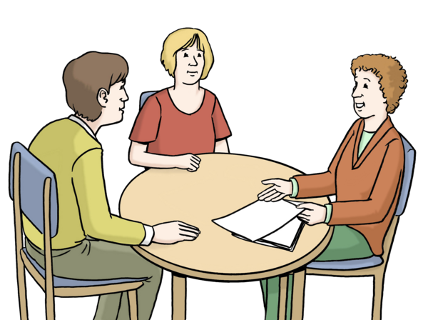 drei Personen sitzen am Tisch und sprechen miteinander. Unterlagen liegen auf dem Tisch.