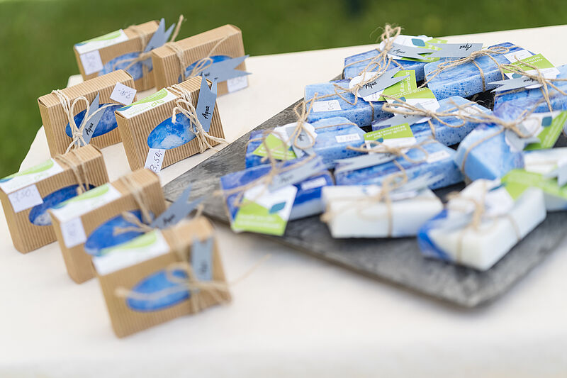 Eine Auslage an blauen Seifen. 